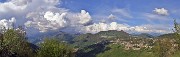 49 Dalle alture di Salmezza panorama verso Altopiano Selvino-Aviatico, Cornagera-Poieto, Suchello e Alben tra le nuvole